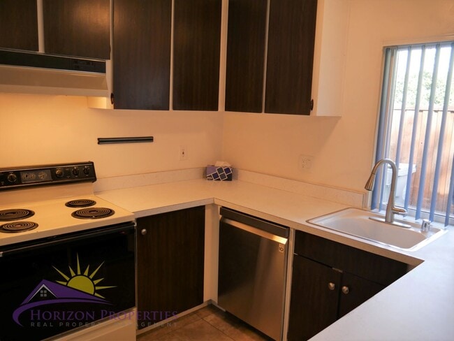 Building Photo - Cozy 2 Bed 1 Bath 897 Sq. Ft. Sacramento C...