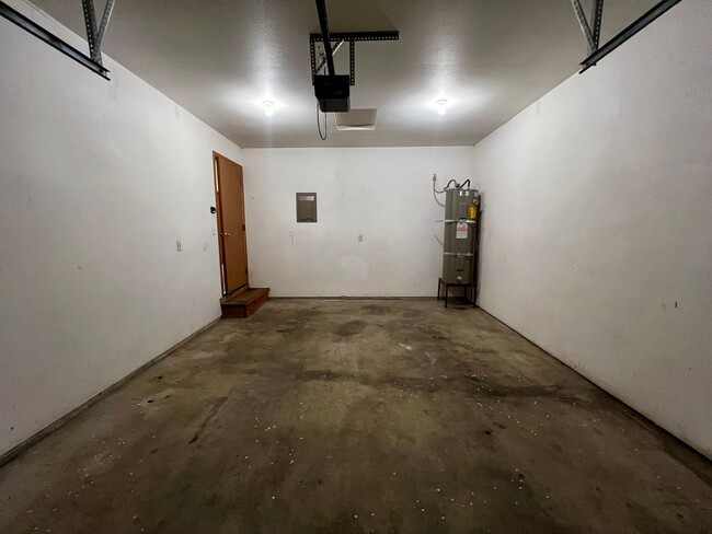 Building Photo - r205