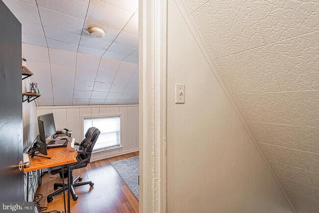 Building Photo - 330 W 3rd Ave