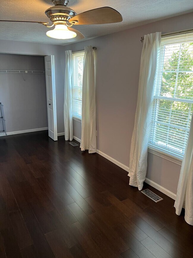 Building Photo - Beautiful 2 Bedrooms 2.5 Bathroom luxury 3 level Townhouse location in the Rockburn Commons Commu...