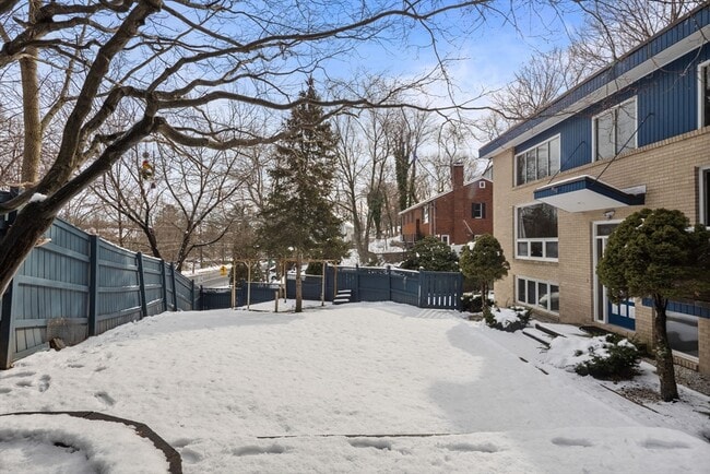 Building Photo - 330 Cambridge St