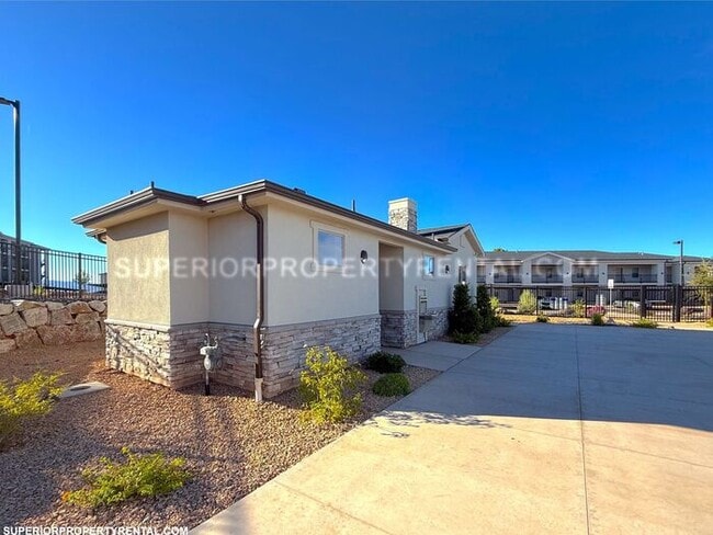 Building Photo - 2 bed, 1 bath Condo