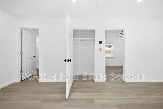 Building Photo - 828 W 42nd St