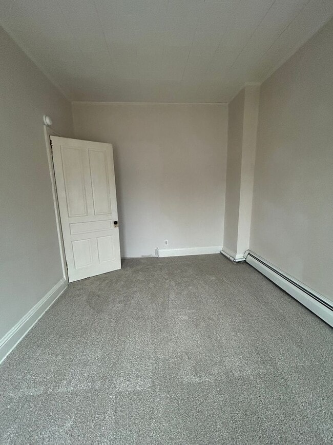 Building Photo - Spacious 4 bedroom in York