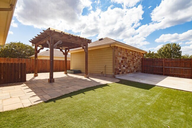 Building Photo - NOW 3 BEDROOM HOME LOCATED IN SAN MARCOS, TX!