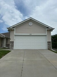 Building Photo - Spacious 4 Bedroom Duplex Near Village Pointe