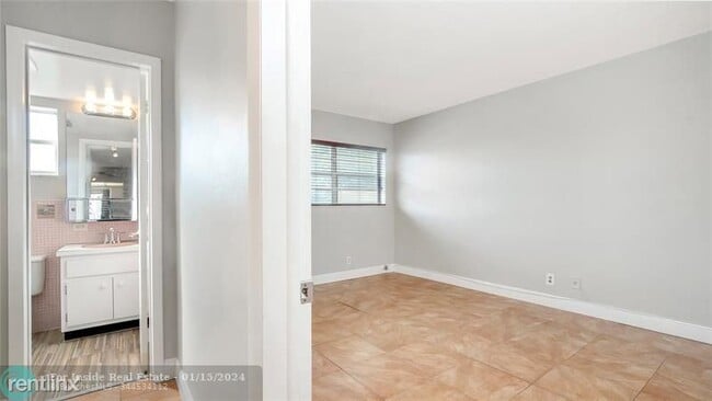 Building Photo - 1 br, 1 bath House - 1855 Plunkett St Apt 403