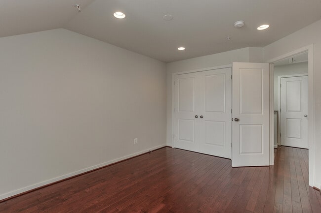 Building Photo - Gorgeous Townhome/Great Location!