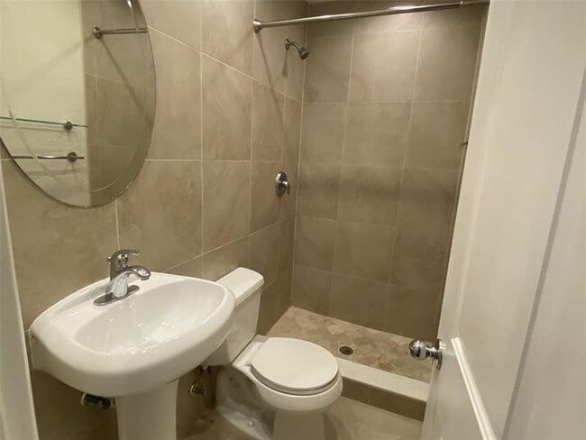 Building Photo - 300 NE 17th Ave