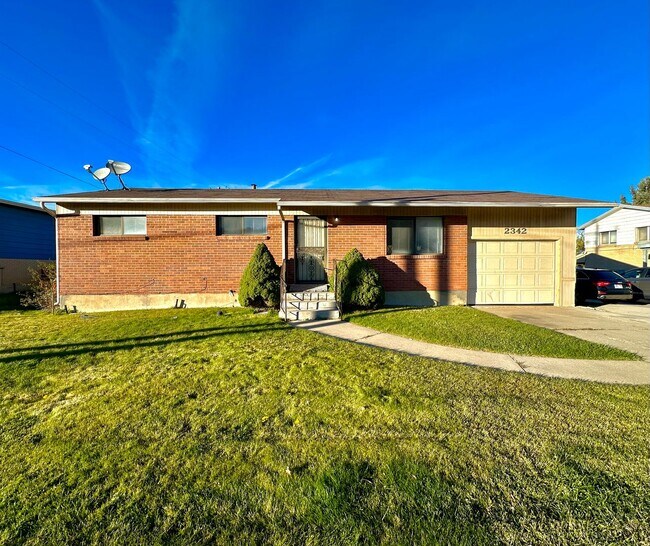 Primary Photo - Remodeled 4 Bd Home with 23'x35' Heated Wo...