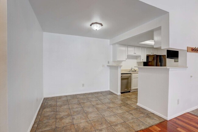 Building Photo - $1,825 - 2 Bed, 2 Bath Condo in Denver wit...