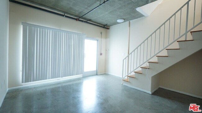 Building Photo - 922 W 23rd St