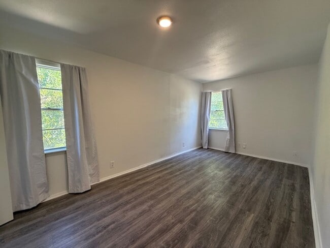 Building Photo - Huge Yard Front and Back over .39 acres 4 ...