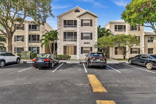 Building Photo - 2820 N Oakland Forest Dr