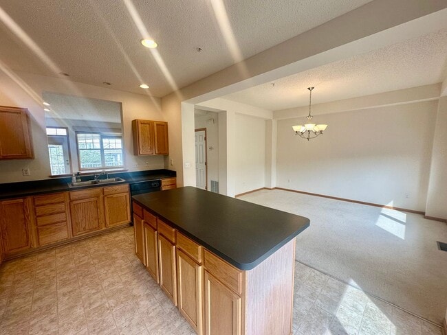 Building Photo - Gorgeous X-Large 4 Bedroom Townhome in Maplewood!