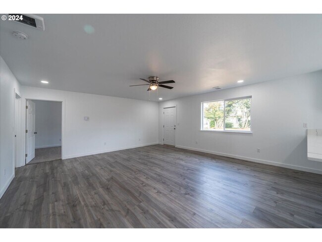 Building Photo - 2166