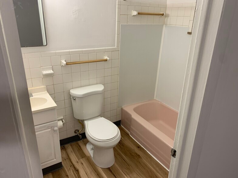 Bath - 3702 Whittle Springs Rd