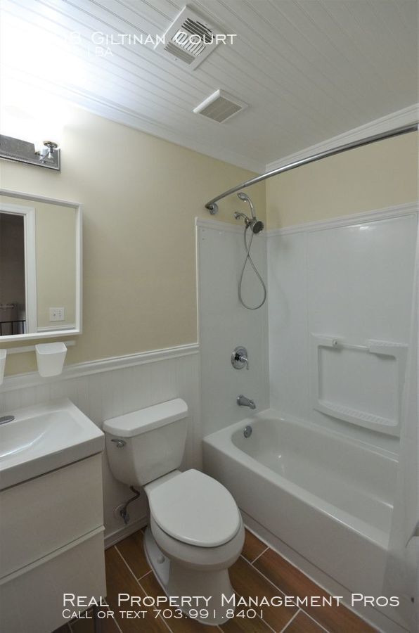 Building Photo - Charming End Unit by Huntsman Lake!