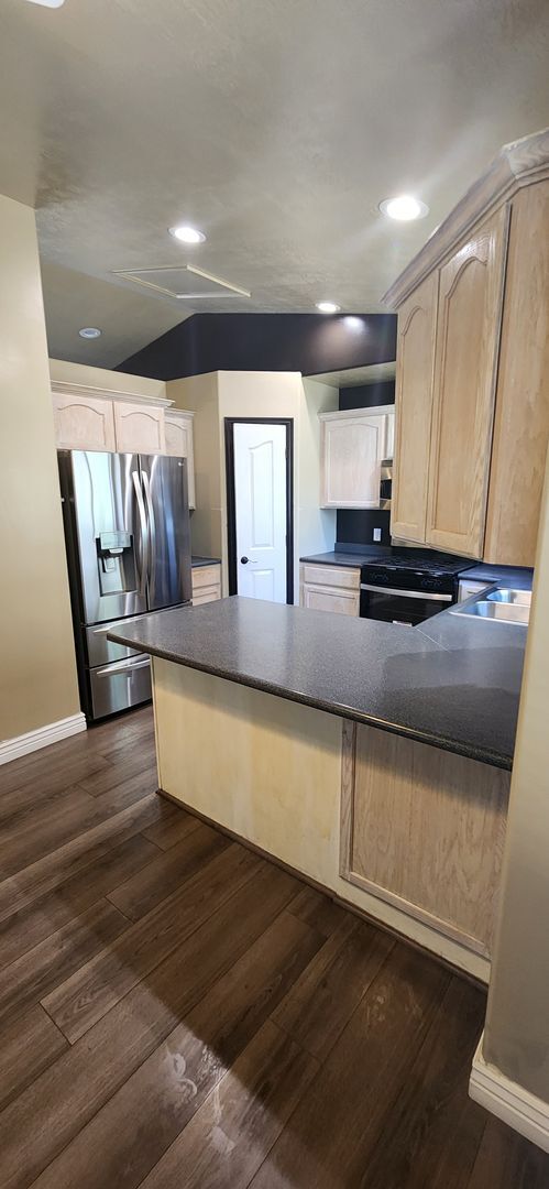 Building Photo - 4 Bedroom Salt Lake Home!