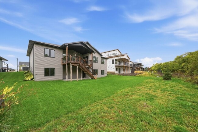 Building Photo - Awesome 4 Bedroom LIKE NEW!