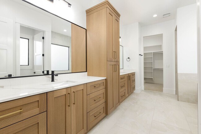 Building Photo - 6 bedroom with RV Garage and Hot Tub