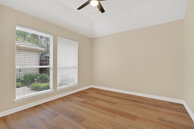 Building Photo - 6864 Bushnell Dr