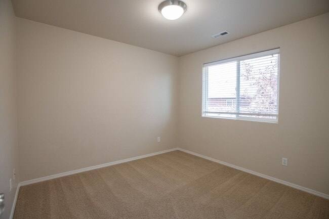 Building Photo - Light and Bright Beautiful 3 bedroom Home!