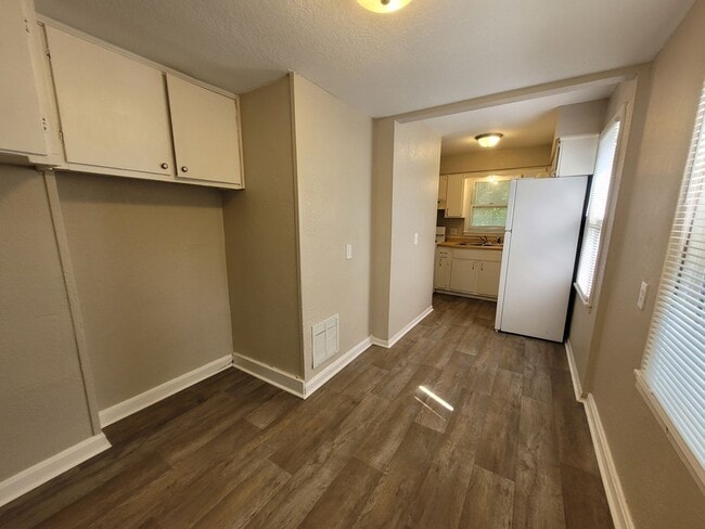 Building Photo - 2 bedroom, 1.5 bathroom home with detached...