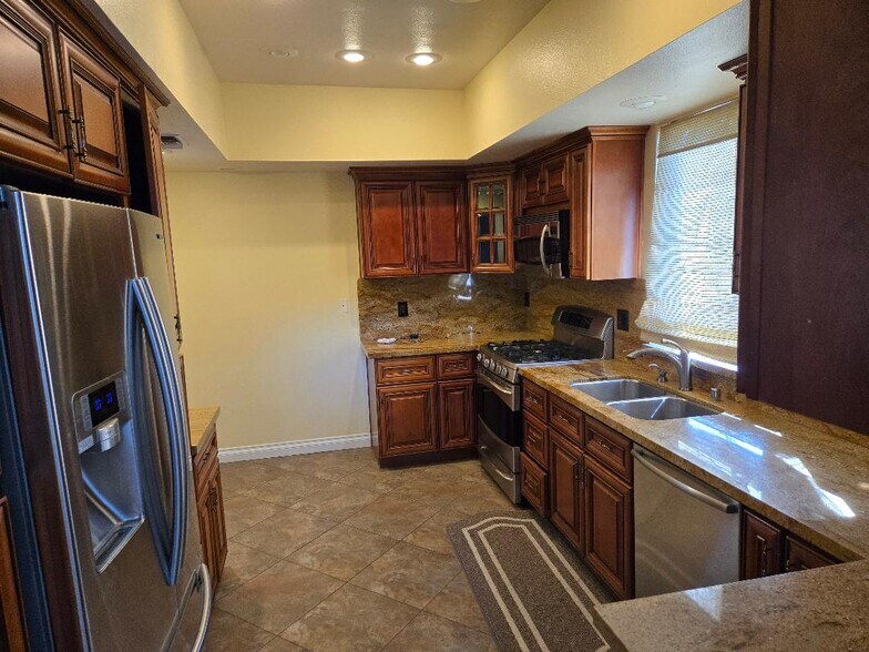 Building Photo - 10620 Eastborne Ave