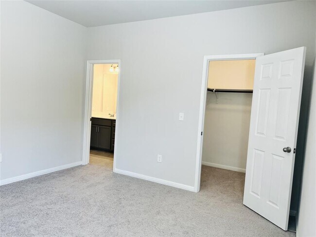 Building Photo - 136 MacArthur Dr