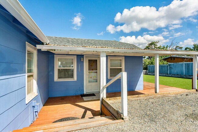 Building Photo - 2BR Upstairs Unit with Mountain Views & Private Yard – Tacoma Living at Its Best