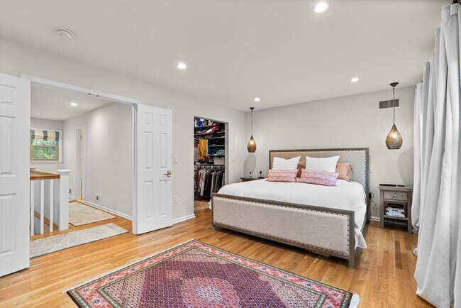 Building Photo - 4 Bed 4.5 Bath - Bethesda  Single Family Colonial - 2 Car Garage
