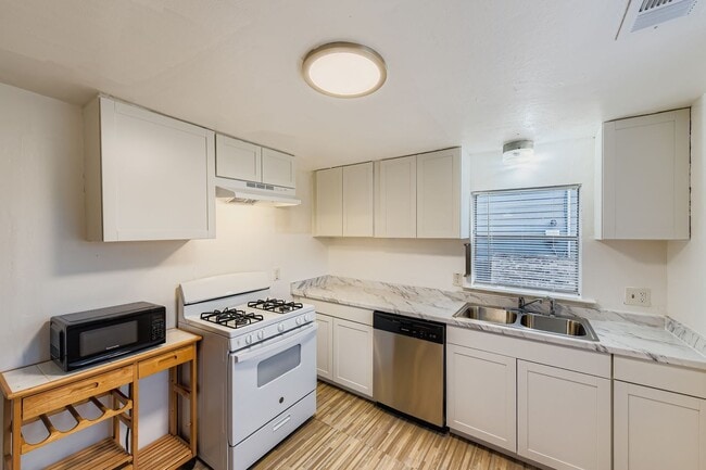 Building Photo - 1209 E 9th St