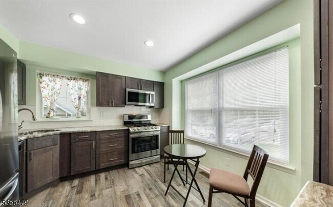 Building Photo - 105 Castleton Rd