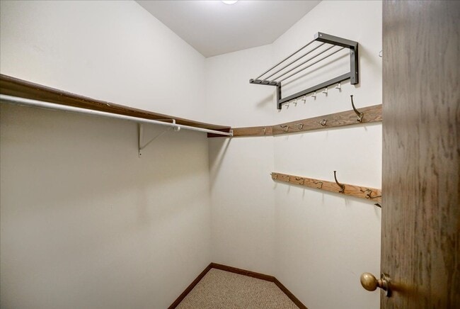 Building Photo - Parkwood Hills – Spacious 4 Bedroom, 3 Bat...