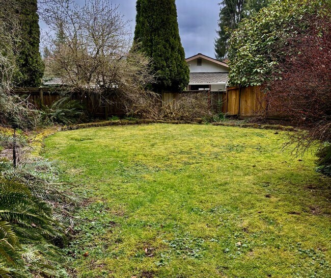 Building Photo - Charming 3bd/2bth Rambler in Tam o'Shanter in Redmond $3,795/mo