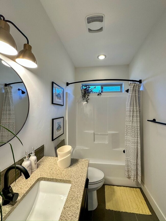 Building Photo - Stunning home available in Stone Creek!  Must see the interior!