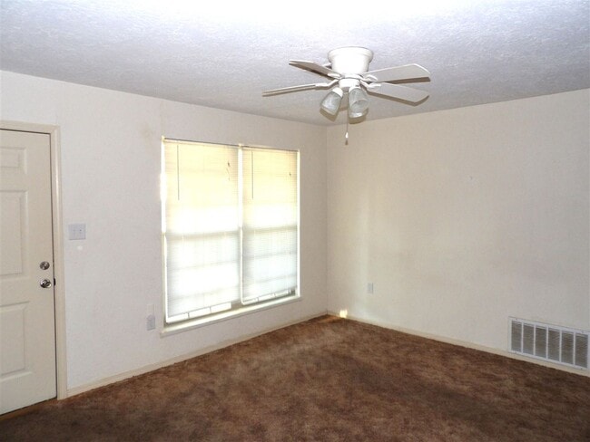 Building Photo - 403 NW Greenmeadow Dr