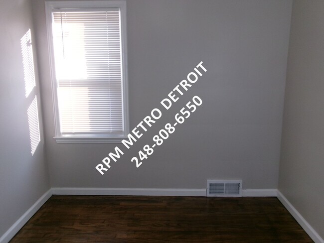 Building Photo - MOVE IN READY 3 BEDROOM BUNGALOW in DETROIT