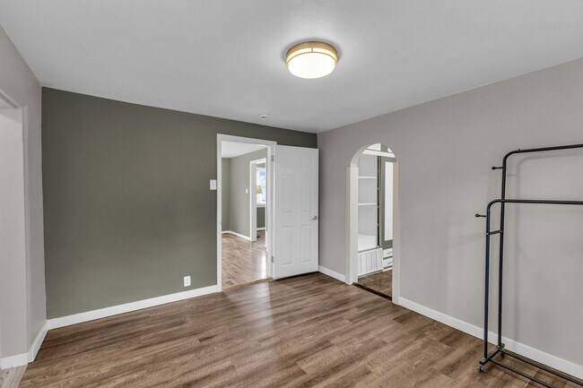 Building Photo - Beautiful and Bright 2 Bedroom 1 Bathroom Home in Murray!!