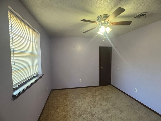 Building Photo - Three bedroom home in Del City