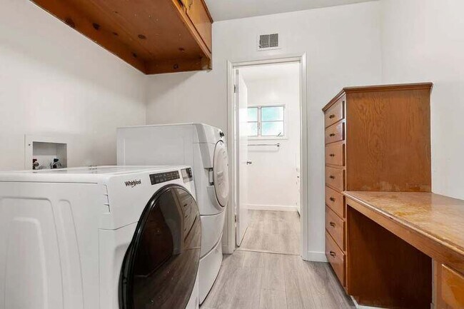 Building Photo - 590 N Cambridge St