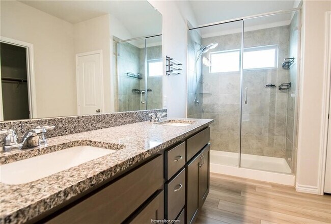 Building Photo - 6375 Darlington Ave