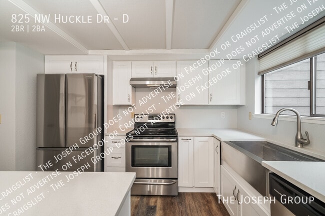 Building Photo - 825 NW Huckle Dr