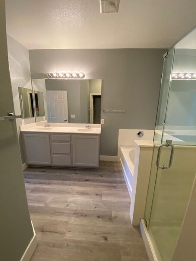 Building Photo - Gorgeous 3 level townhouse with a garage