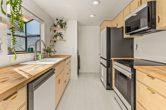 Building Photo - 3650 Avocado Village Ct