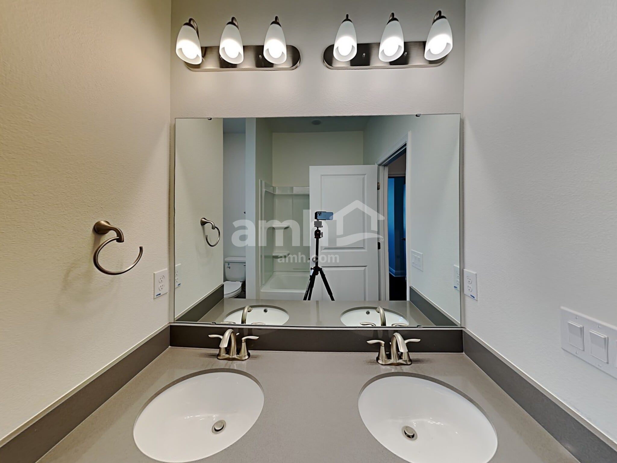 Building Photo - 955 Heavenly Dr
