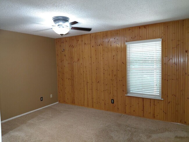 Building Photo - 4/2 Private Backyard + Huge SHOP