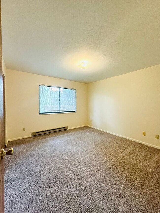 Building Photo - NEW Paint & Carpet! Cozy 2 Bedroom duplex ...
