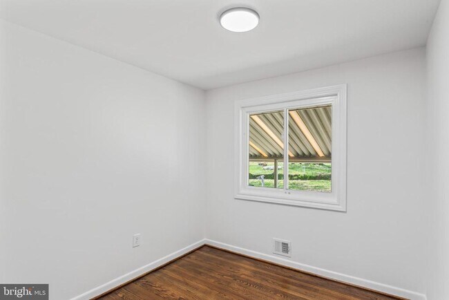 Building Photo - 2521 Fairhill Dr
